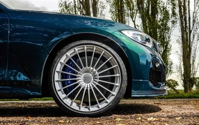 Kako materijal kotača automobila utječe na iskustvo vožnje